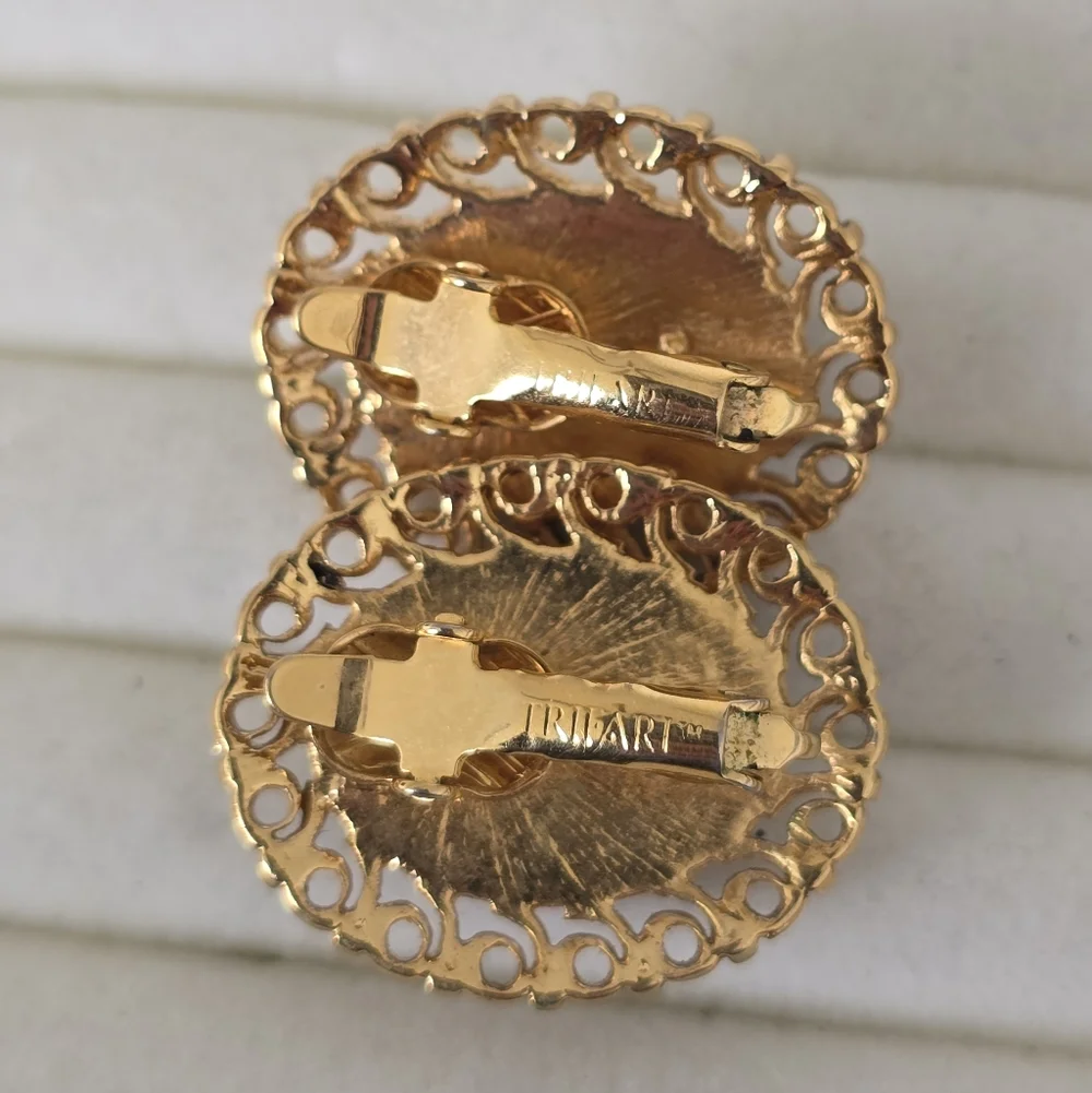 Vintage Trifari Blue Cabochon Earrings Gold Tone Filigree Oval Clip On | 60s 70s - Picture 5 of 7